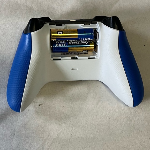 Xbox Wireless Controller Shock Blue brand new - Picture 6 of 7